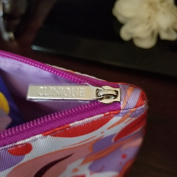 🥳Final Sale🥳 Clinique Makeup Bag + 2 Extras - Picture 4 of 5